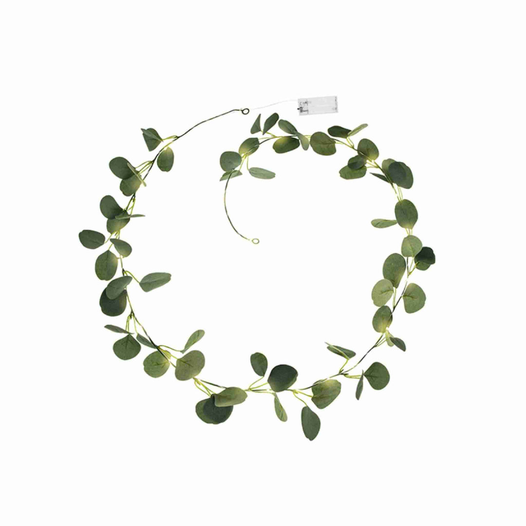 2m eukalyptus-guirlande med indbyggede LED-lys, skaber naturlig og hyggelig stemning på bordet.