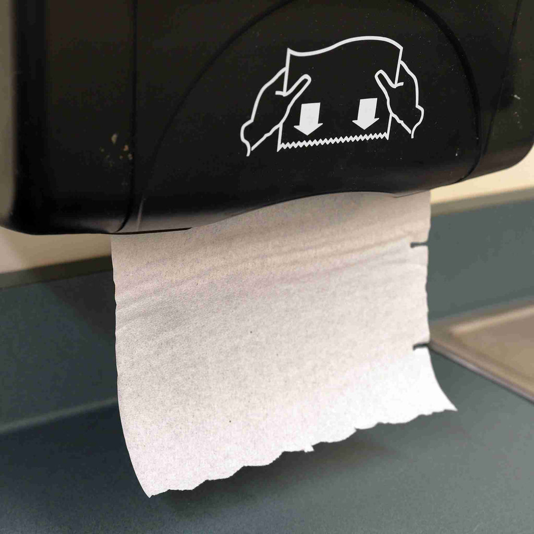 Dispenser til håndklædeark fra Cares.dk – praktisk og hygiejnisk løsning til effektiv håndaftørring i køkkener og badeværelser.