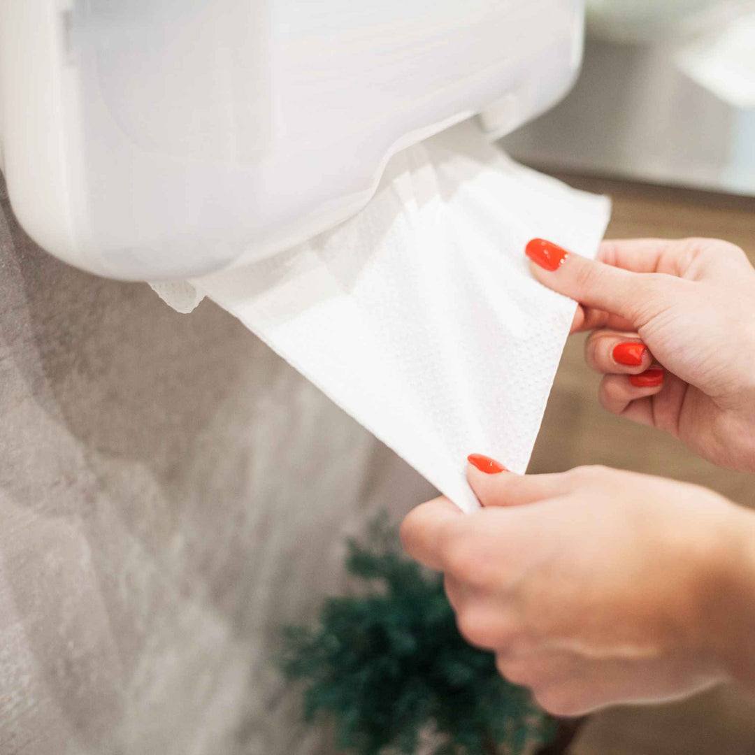 Papirhåndklæder dispenser sikrer hygiejnisk håndtørring og reducerer spild med enkeltdispensering, ideel til travle miljøer.