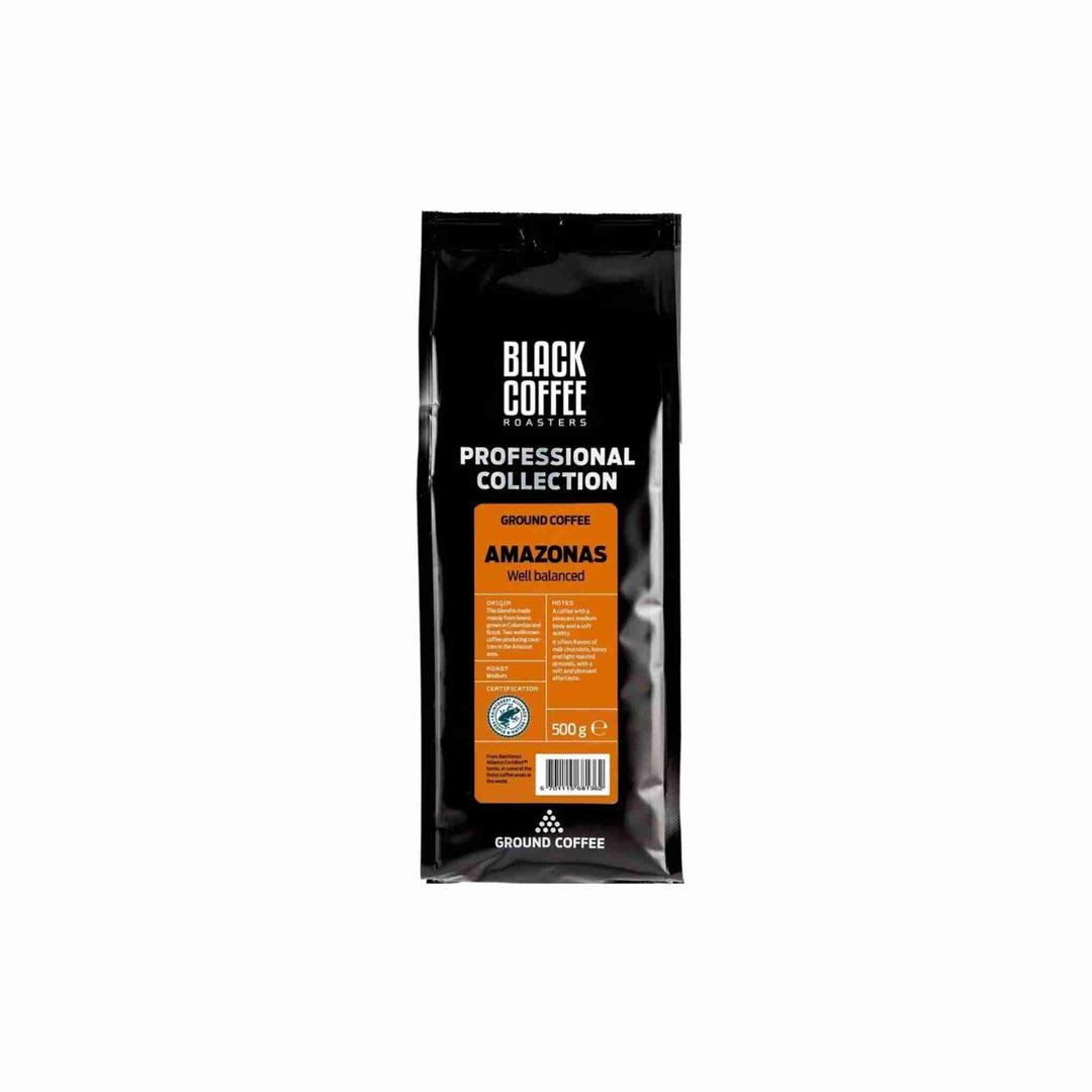 Kaffe Amazonas Black Coffee Roasters, 500 g x 10 stk. Rainforest Alliance-certificeret med fyldig smag og noter af mælkechokolade, honning og mandler. Ideel til espresso- og fuldautomatiske maskiner.