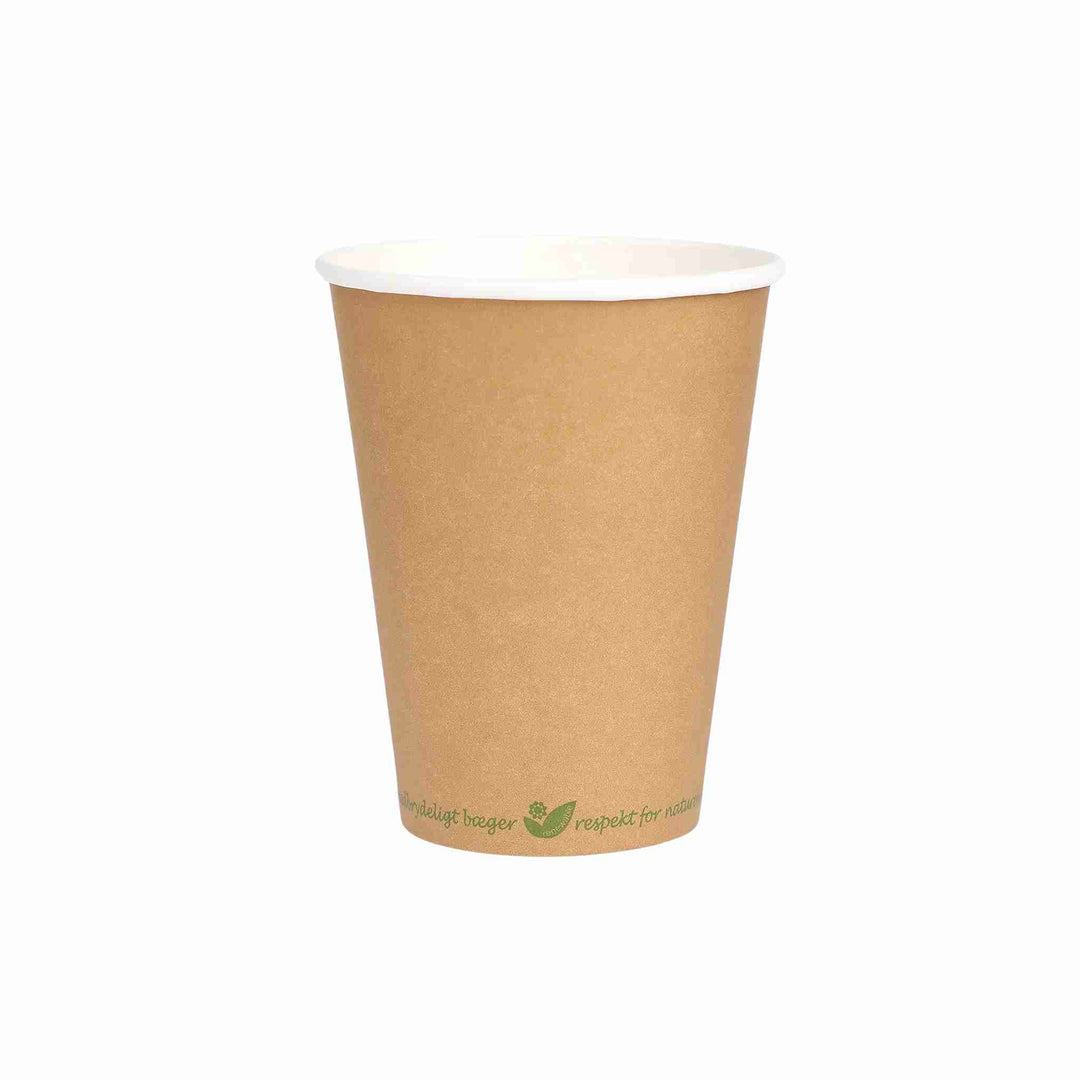 Kaffebæger bionedbrydelig 30 cl, 50 stk. Brune engangskopper i miljøvenligt pap med PLA-belægning – tætte og velegnede til varme drikke. Diameter Ø9 cm. Bæredygtigt valg til kaffe to-go.