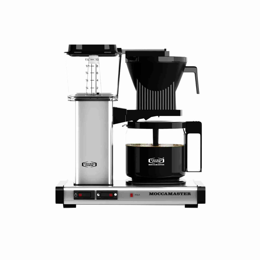 Moccamaster Automatic 53745 kaffemaskine, 1,25 liter, brygger 10 kopper kaffe på 6 minutter. Valgfri varmepladeindstilling, drypstop og autosluk. Ridsefast aluminium og kobbervarmelegeme for effektiv opvarmning og brygning. Ideel til køkkenbordet.