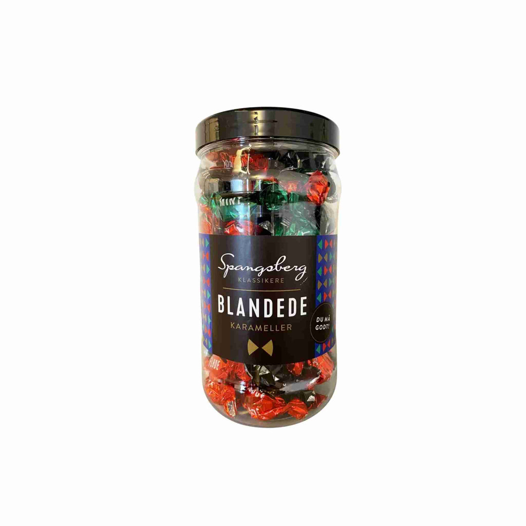 Karameller Spangsberg Blandede, 600 g. Lækker blanding med lakrids, saltet karamel og mint. Leveres i praktisk bøtte med skruelåg. Kvalitetskarameller fra Spangsberg.