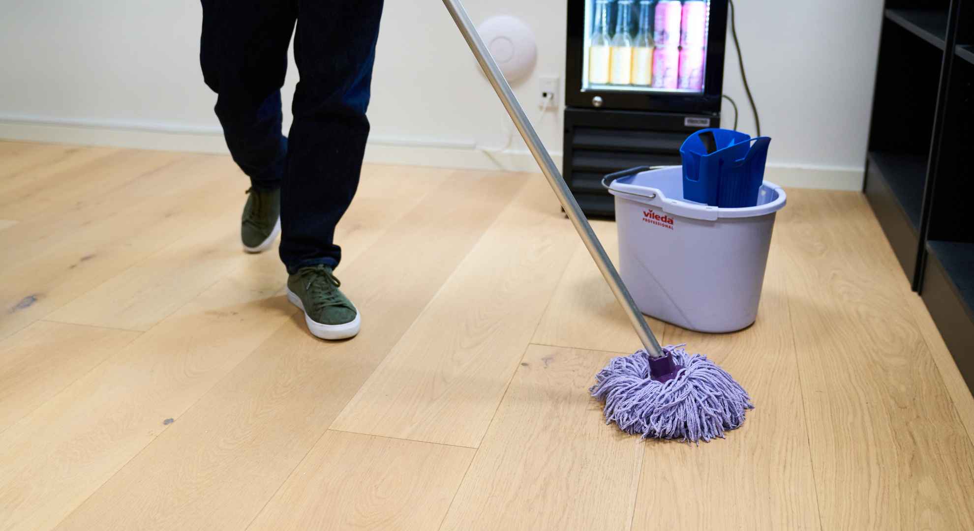 Sortiment af gulvmopper og gulvskrabere i forskellige materialer og størrelser til effektiv rengøring.