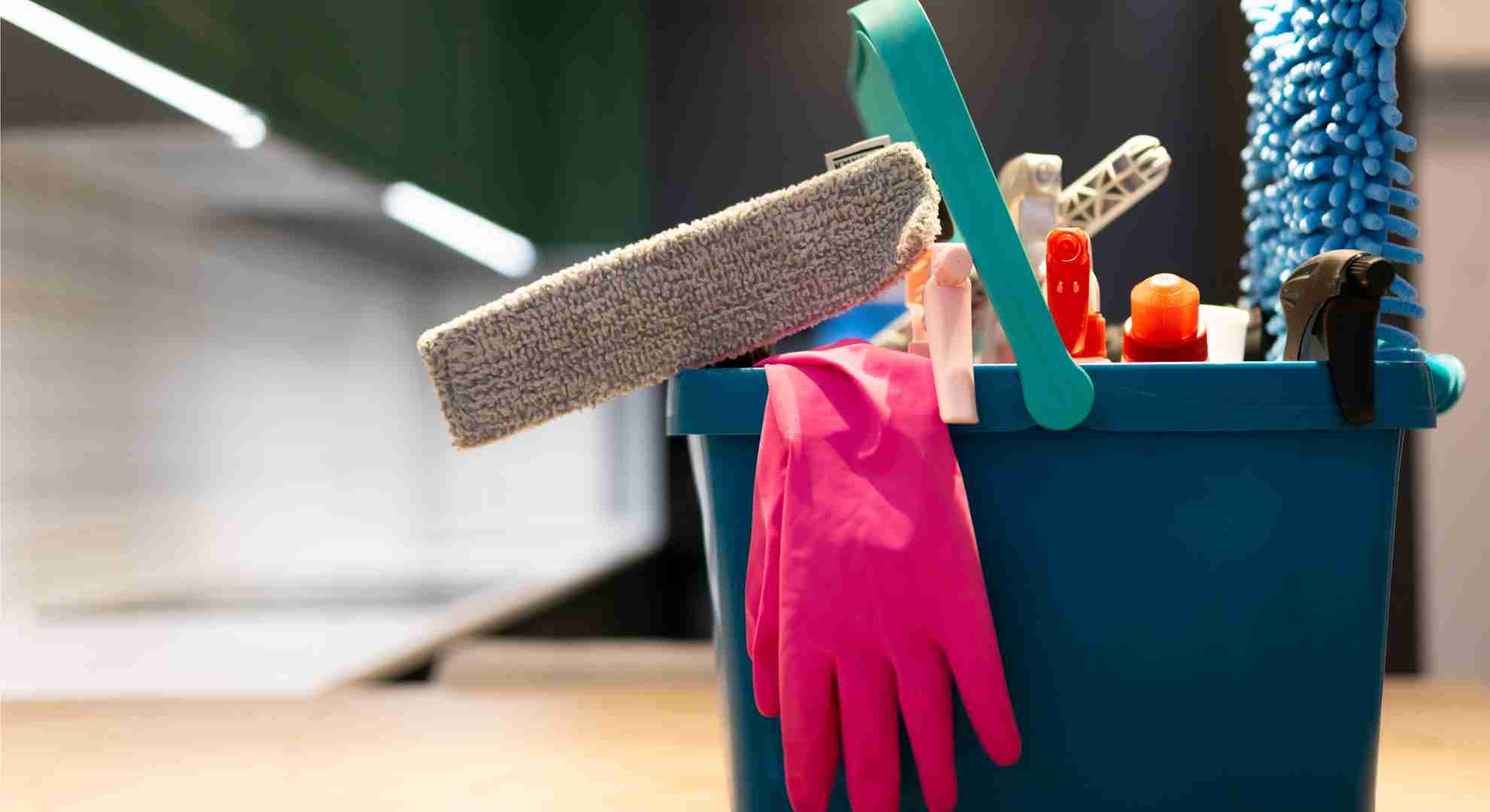 Gribetang til affaldsopsamling og doodlebug til effektiv rengøring af gulve og vægge.