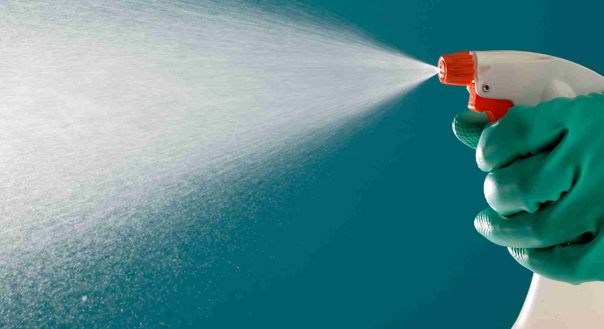 Doseringsudstyr som pumper, sprayflasker og haner til nem dosering af rengøringsmidler.