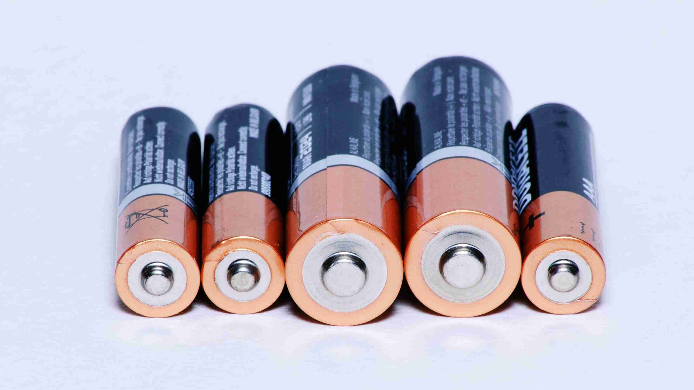 Batterier og sparepærer til pålidelig strømforsyning og energieffektive løsninger til dine elektriske behov.