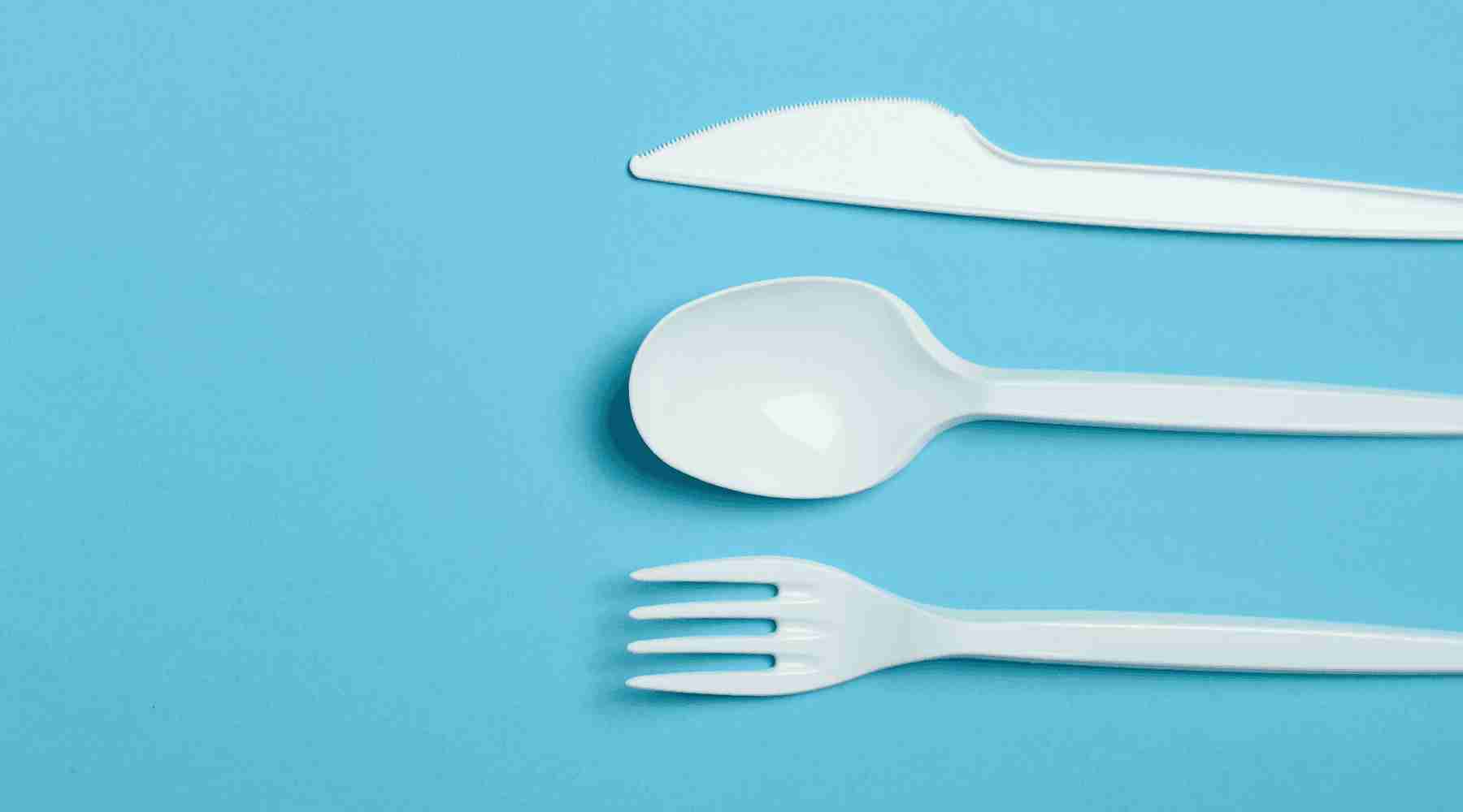 Engangsbestik med knive, gafler, skeer og teskeer til fester, catering og professionelle arrangementer.