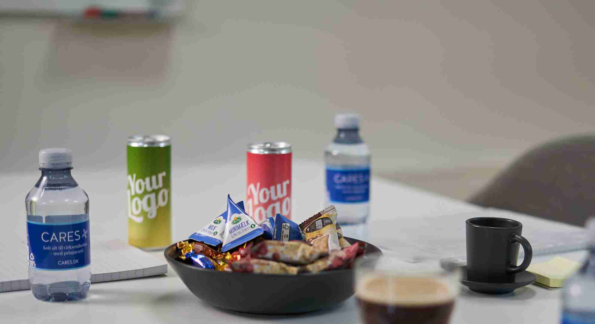 Udvalg af fødevarer til arbejdspladser, inkl. Rawbite müslibarer, marmelade samt salt og peber til kantinen.