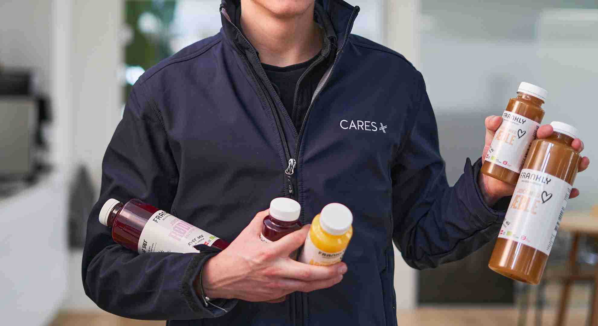 Variation af kolde drikke som mælk, vand, brusvand og juice – perfekt til kontor og møder med fokus på kvalitet.