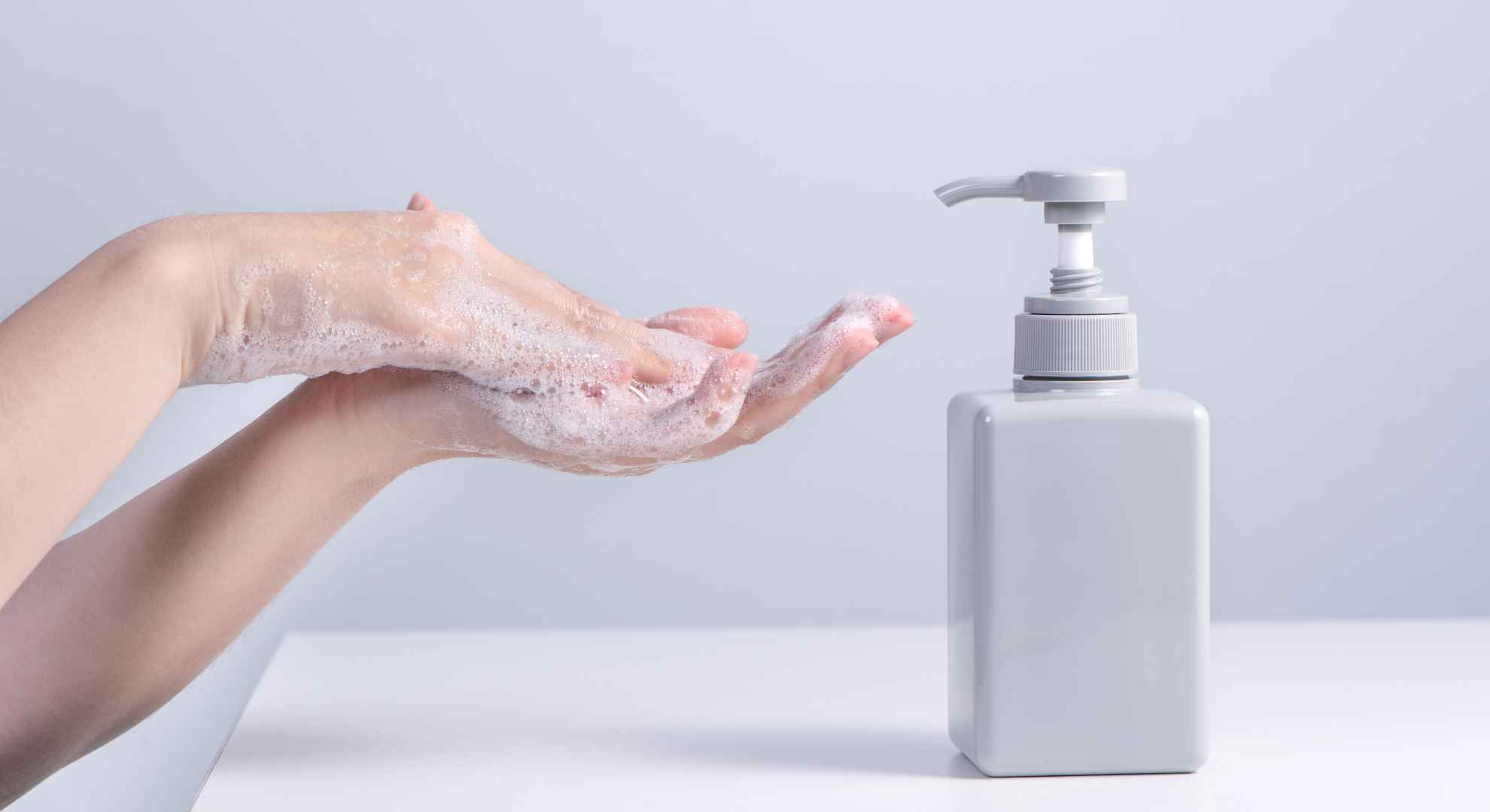 Manuelle og automatiske sæbedispensere fra Tork og Katrin, gratis via dispenseraftale for effektiv håndhygiejne hos Cares.dk.