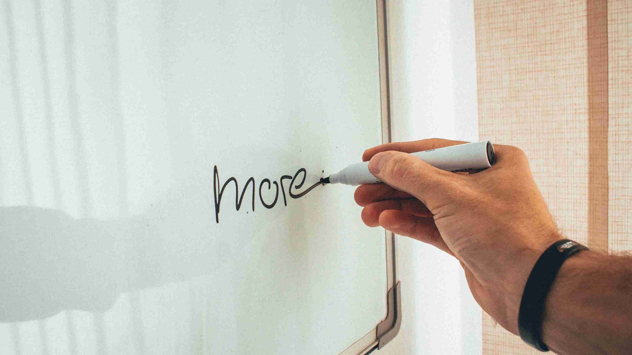 Glastavler og whiteboard-tilbehør med tuscher og viskere til præsentationer og effektiv brainstorming.