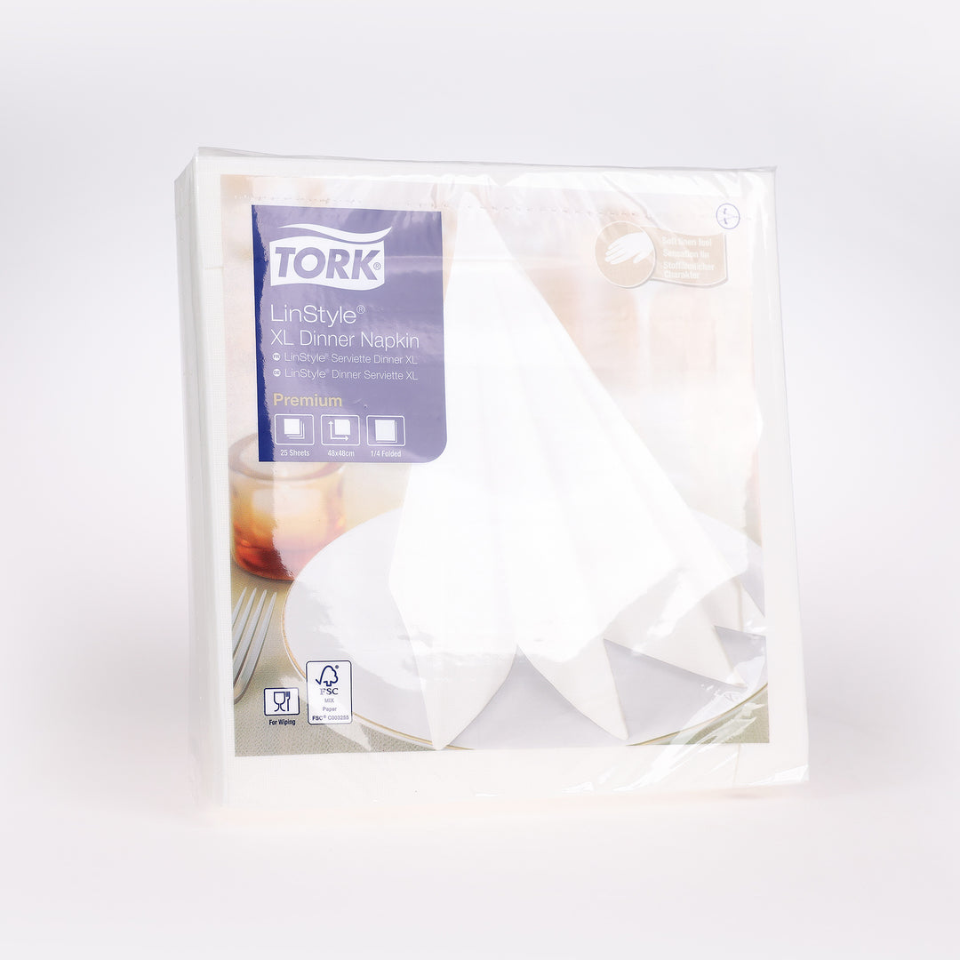 Bløde hvide servietter fra Tork med stoflignende kvalitet, perfekte til elegant borddækning.