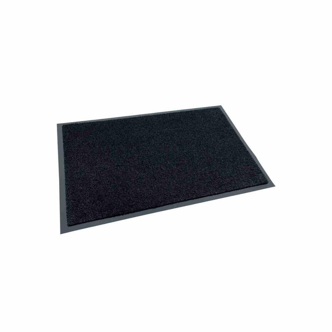 Antracitgrå smudsmåtte til indendørs brug, med ekstra tykkelse for effektiv snavsopsamling. PVC Vinyl bagside for holdbarhed. Størrelse: 90x150 cm.