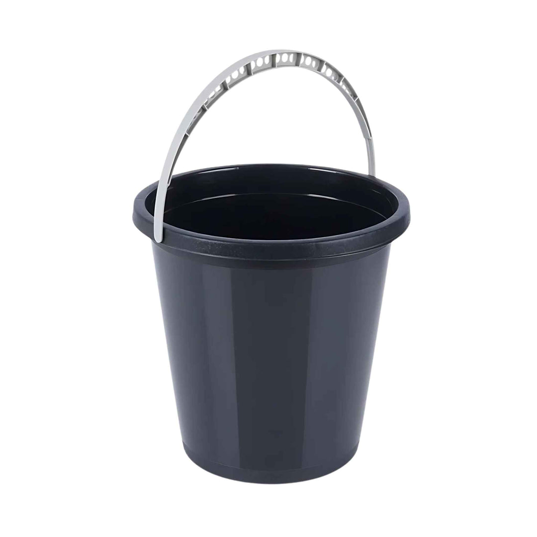 Sort spand 5 liter med aftagelig hank og indvendig målangivelse til nem og overskuelig rengøring.