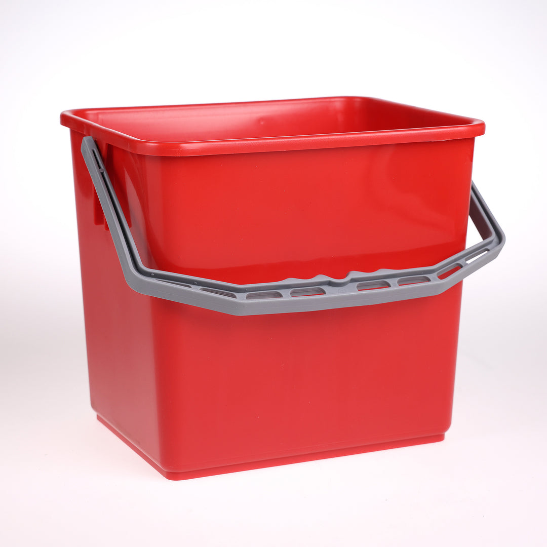 Rød 6 liters spand fra Tina Trolleys til rengøringsvogn. Måler H21,5 cm, B24 cm og D19 cm.