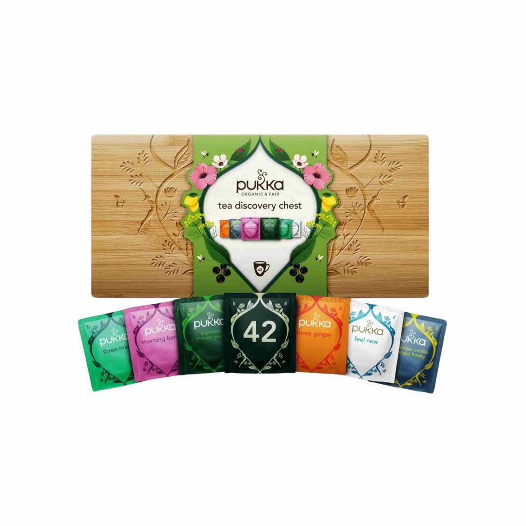 Te Pukka Blandet, 42 breve. Smuk bambusboks med 6 økologiske varianter: Morning Berry, Supreme Matcha Green, Feel New, Three Mint, Three Ginger og Chamomile. Genanvendelig og perfekt til te-elskere.