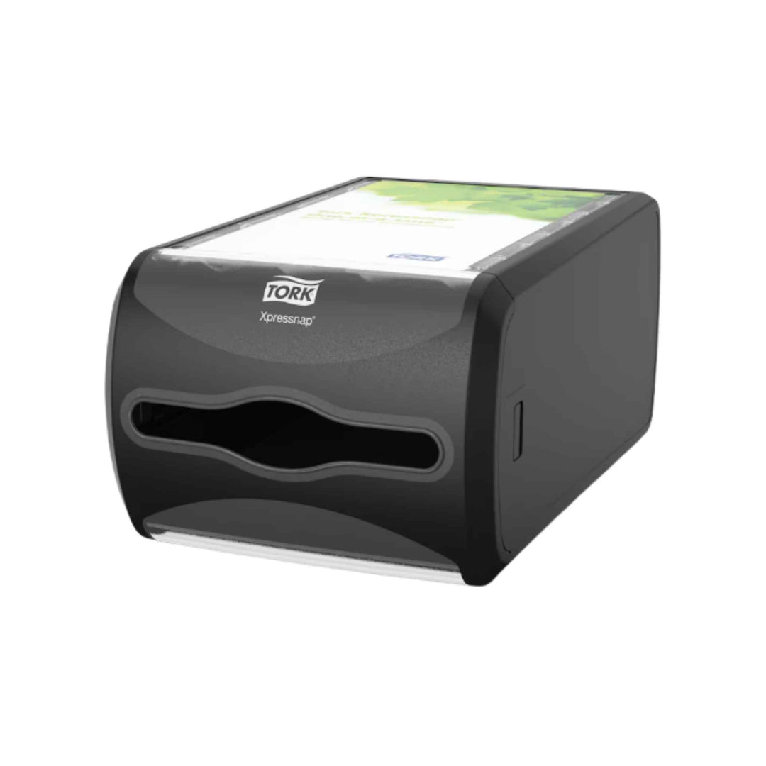 Tork 272511 N4 servietdispenser i sort med én‑ad‑gangen funktion, lukket design, reducerer forbrug og nem rengøring.