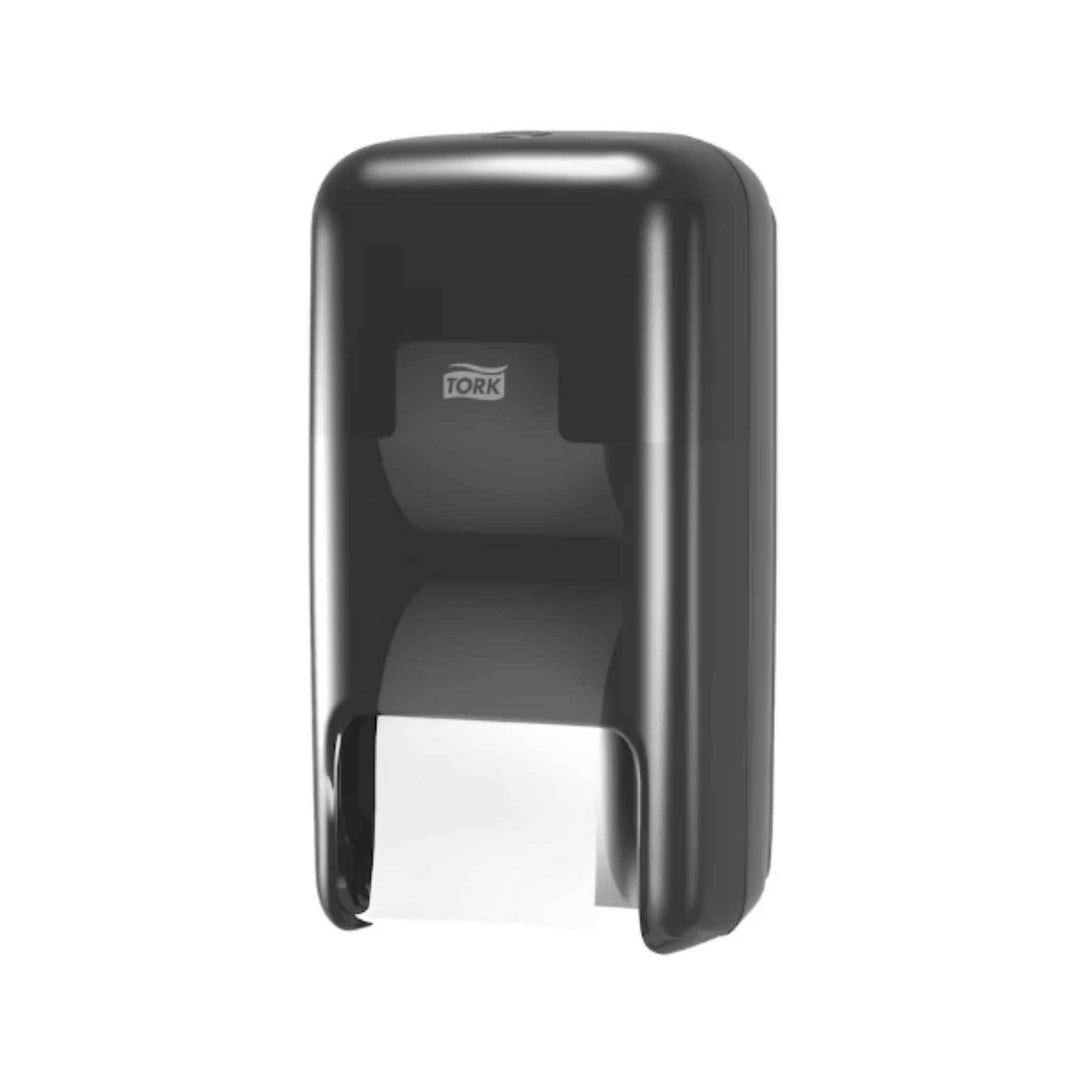 Tork T7 OptiServe toiletpapirdispenser 558042 i sort med berøringsfri udrulning, høj kapacitet og pladsbesparende design.