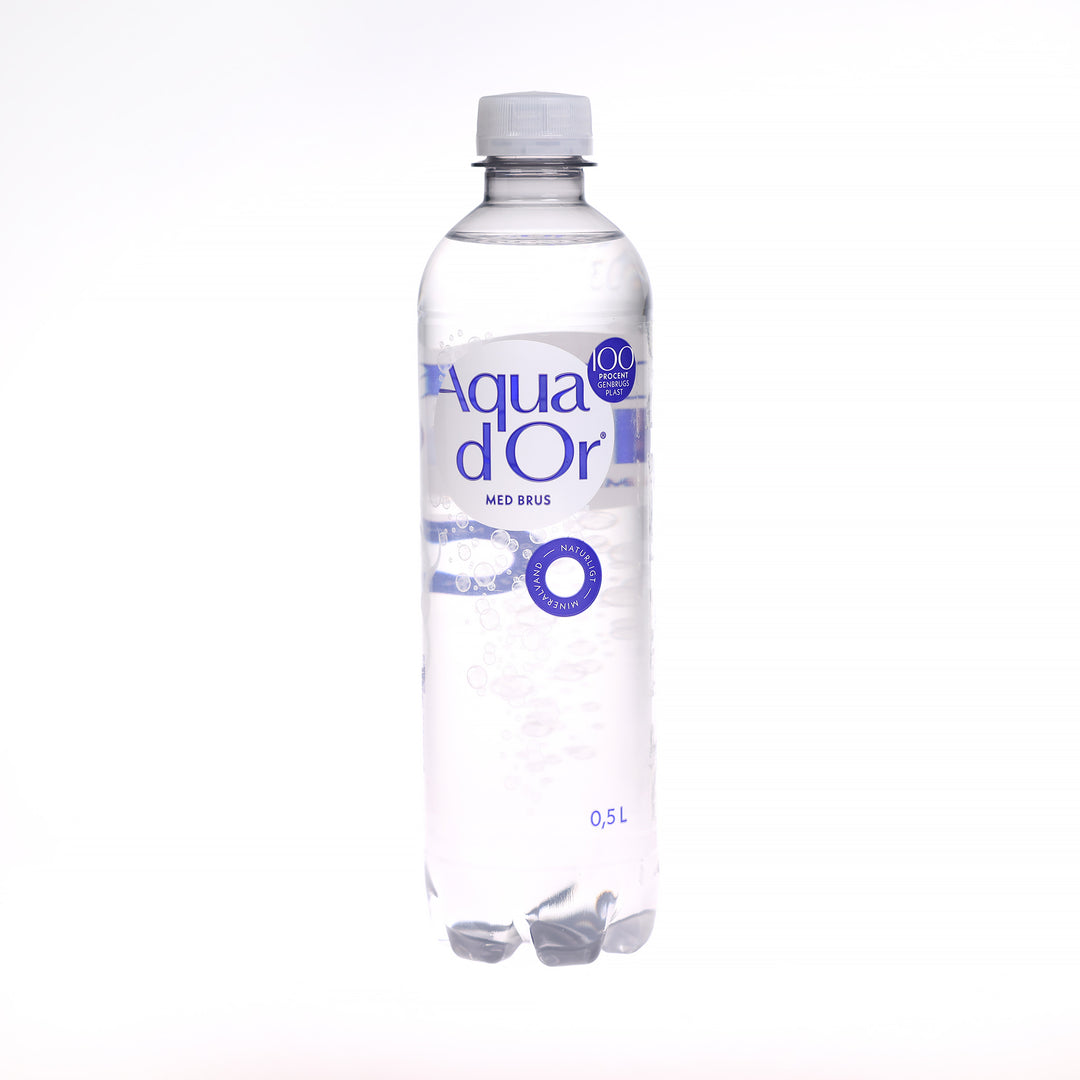 Vand med brus fra Aqua d´Or. Vandflasken indeholder 0,5 liter vand, og er perfekt til at slukke tørsten eller have med på farten!