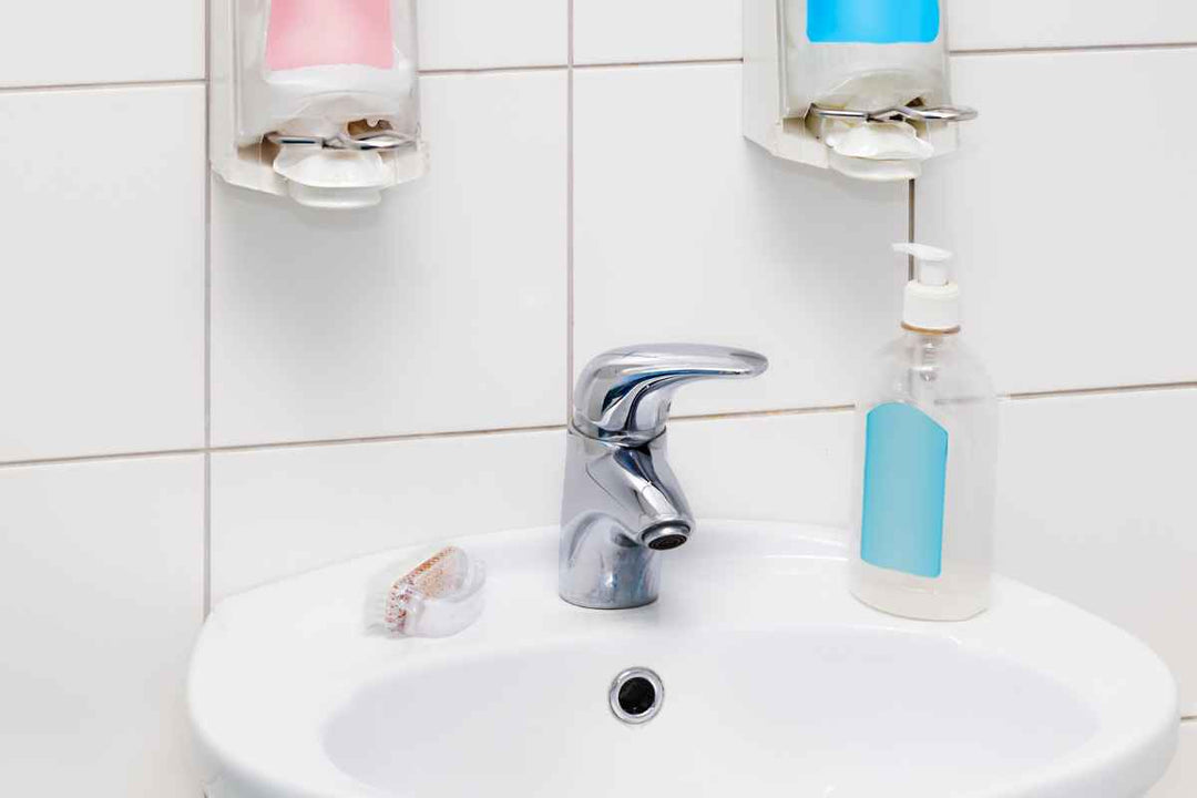 Stilren og hygiejnisk løsning med sæbedispenser væghængt