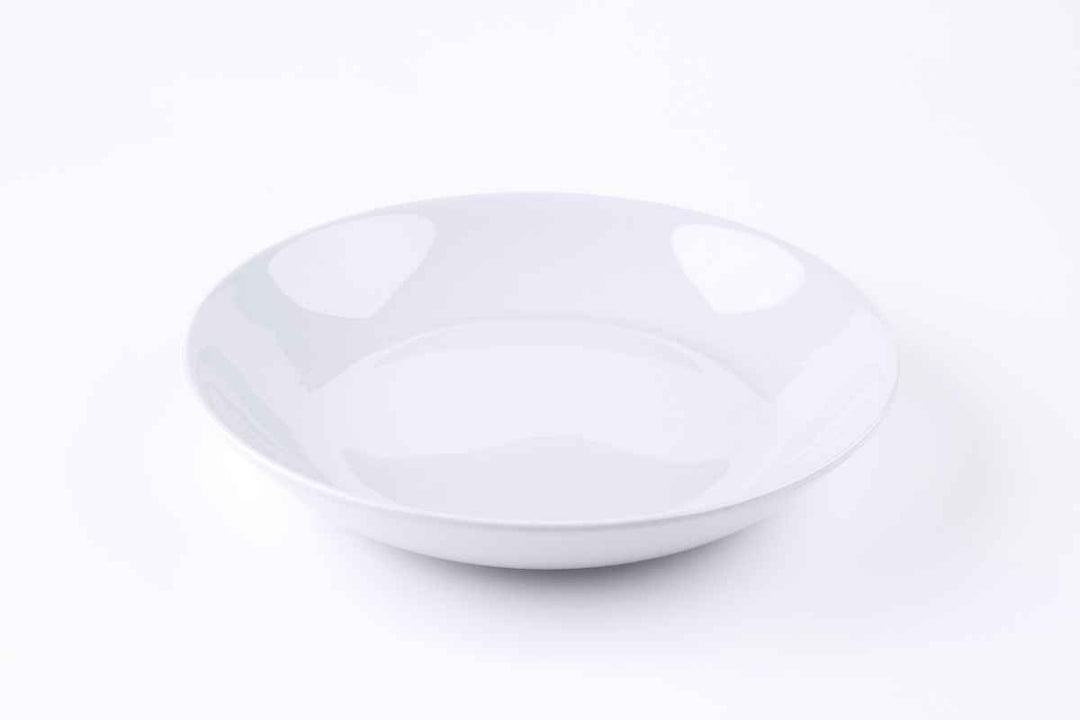 Klassiske dybe hvide tallerkner til hverdag og professionel brug