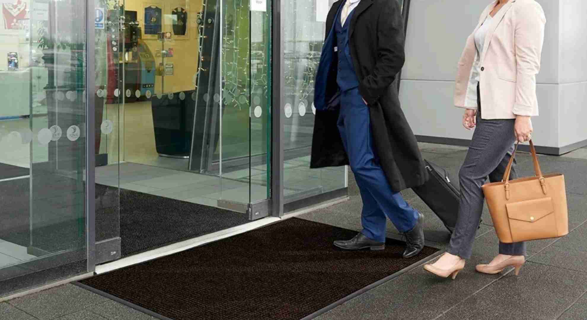 Indendørs og udendørs skridsikre måtter med høj sugeevne til effektiv forhindring af snavs og fugt.
