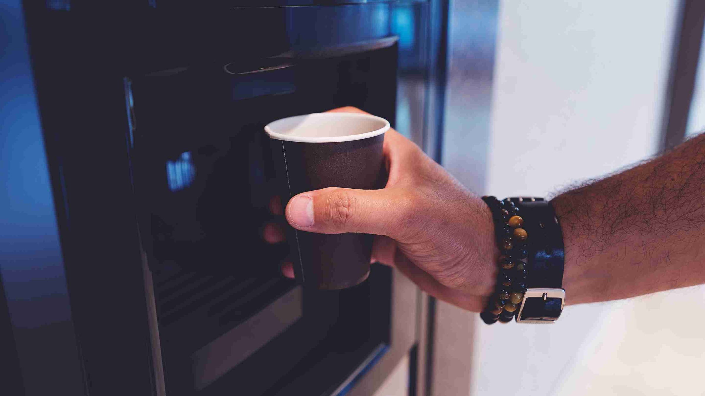 Udvalg af drikkevarer og fødevarer til gode priser – kaffe, te, juice, vand samt slik, chokolade og andre delikatesser.