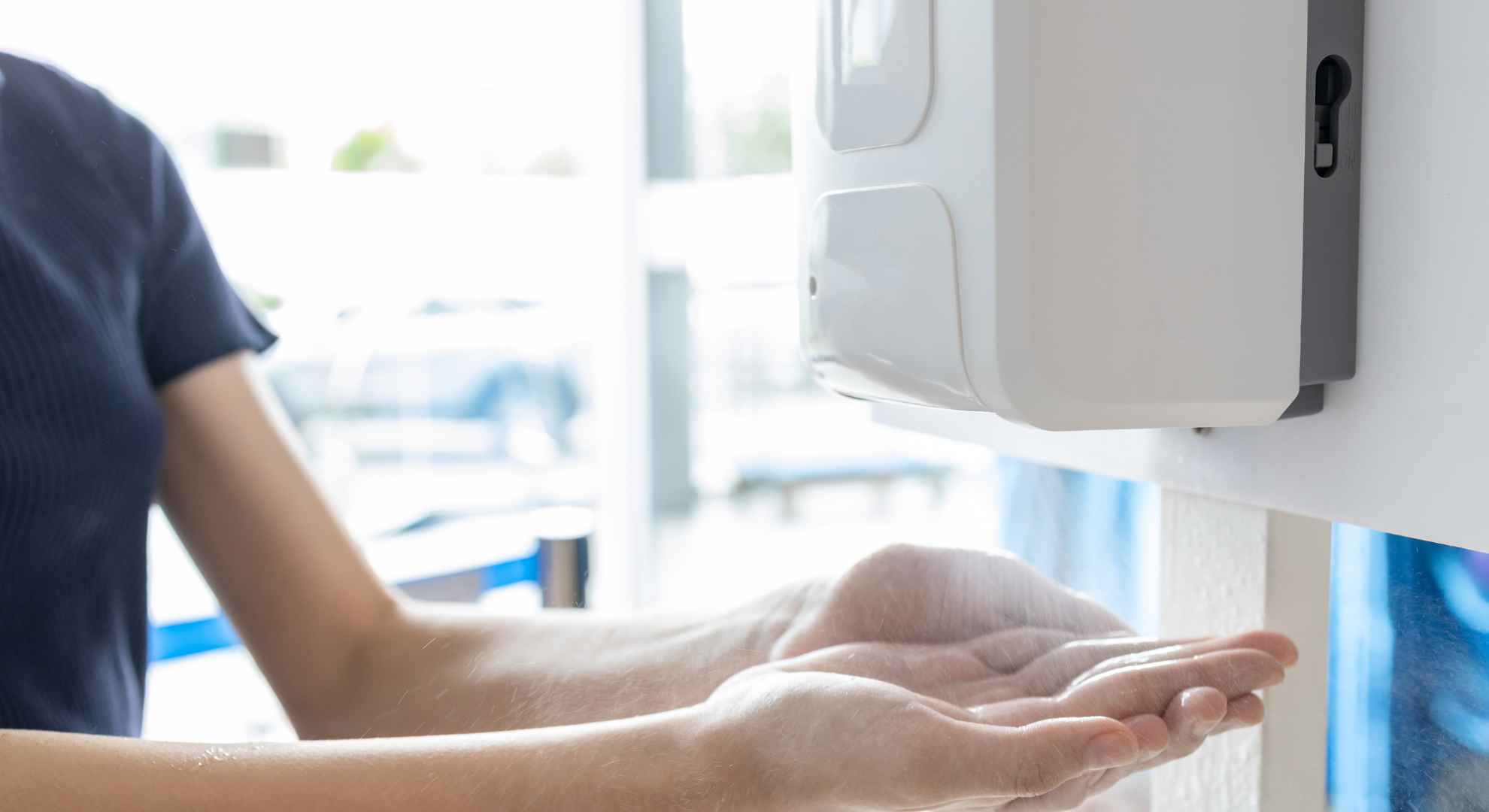 Manuelle og automatiske spritdispensere til effektiv hånddesinfektion i alle miljøer hos Cares.dk.