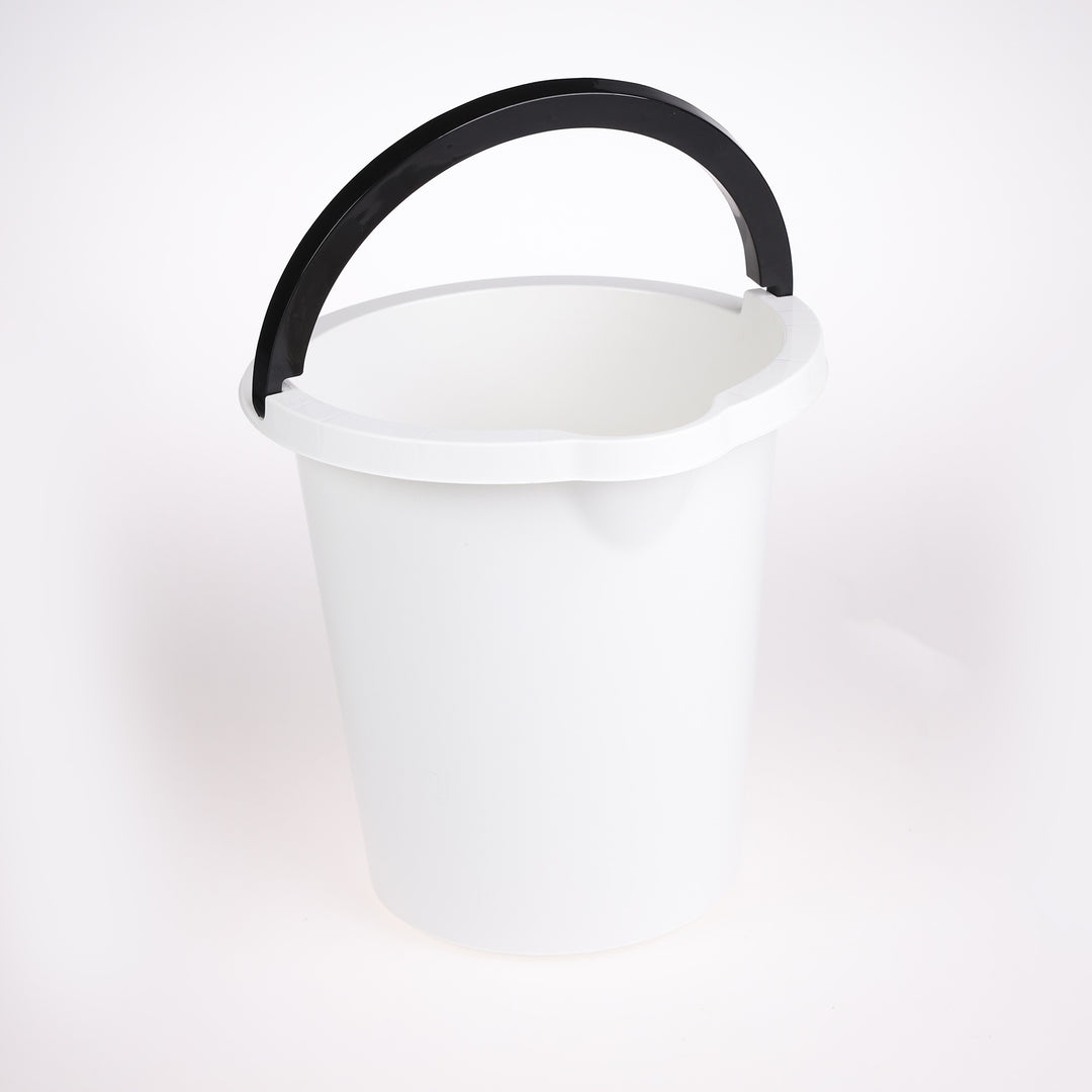 Hvid 5 liters spand med aftagelig hank og målangivelse, ideel til rengøring og opbevaring.