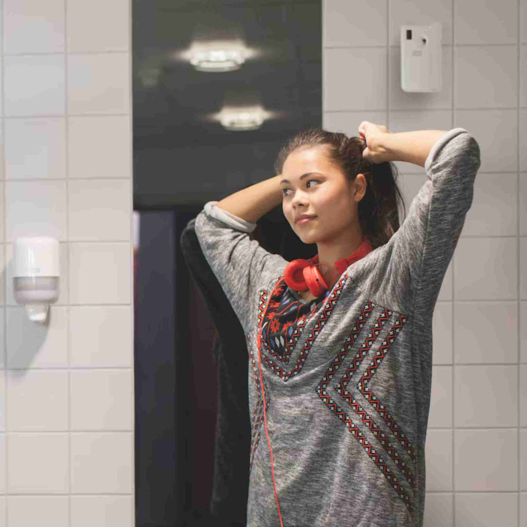 Tork A1 air freshener dispenser i hvid og grå med elektronisk styring, justerbar sprayinterval og konstant frisk luft.