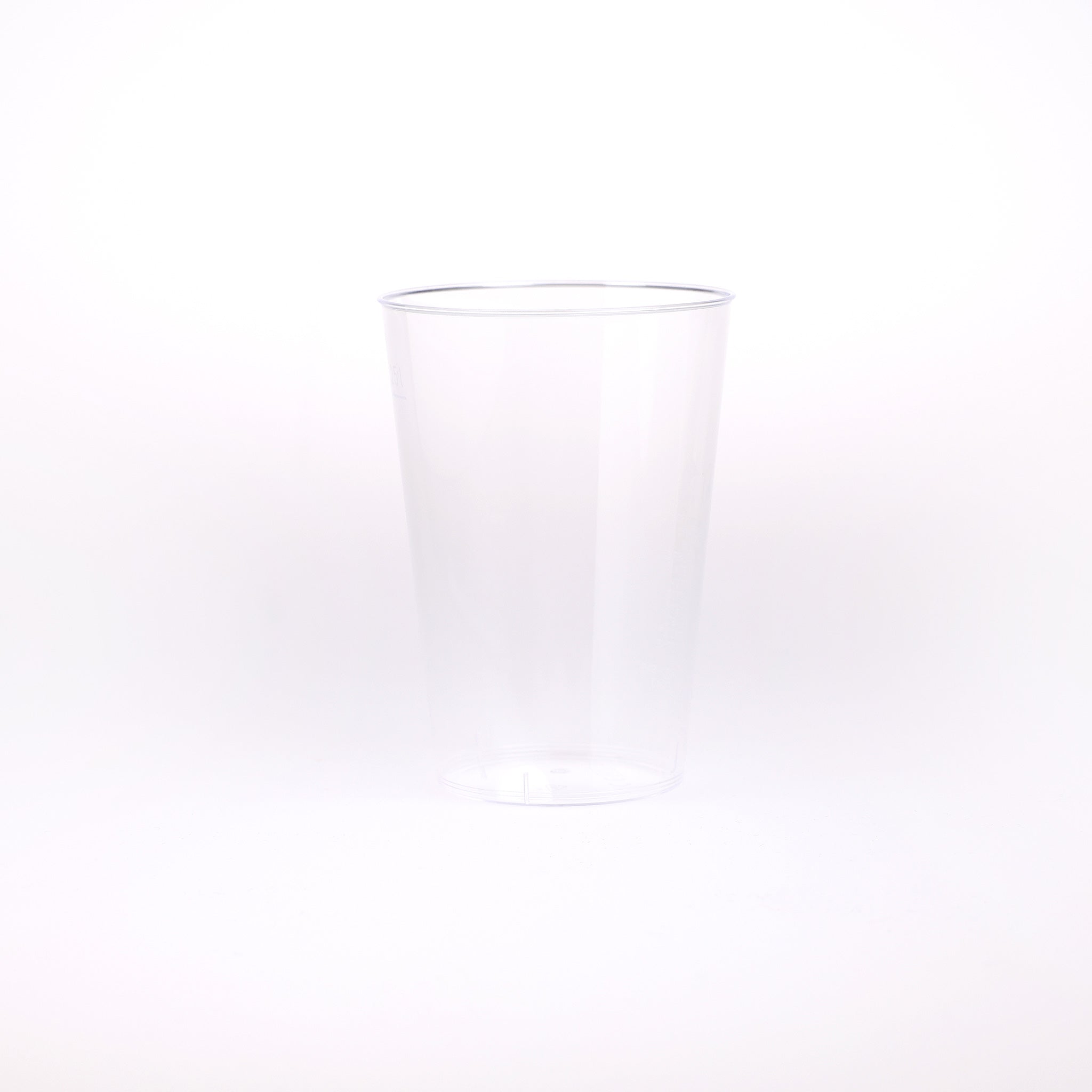 Splintfri plastglas fra Cares.dk. Kan indeholde 25 cl. til skænkekanten og 33 cl. til glassets top, og er til engangsbrug.