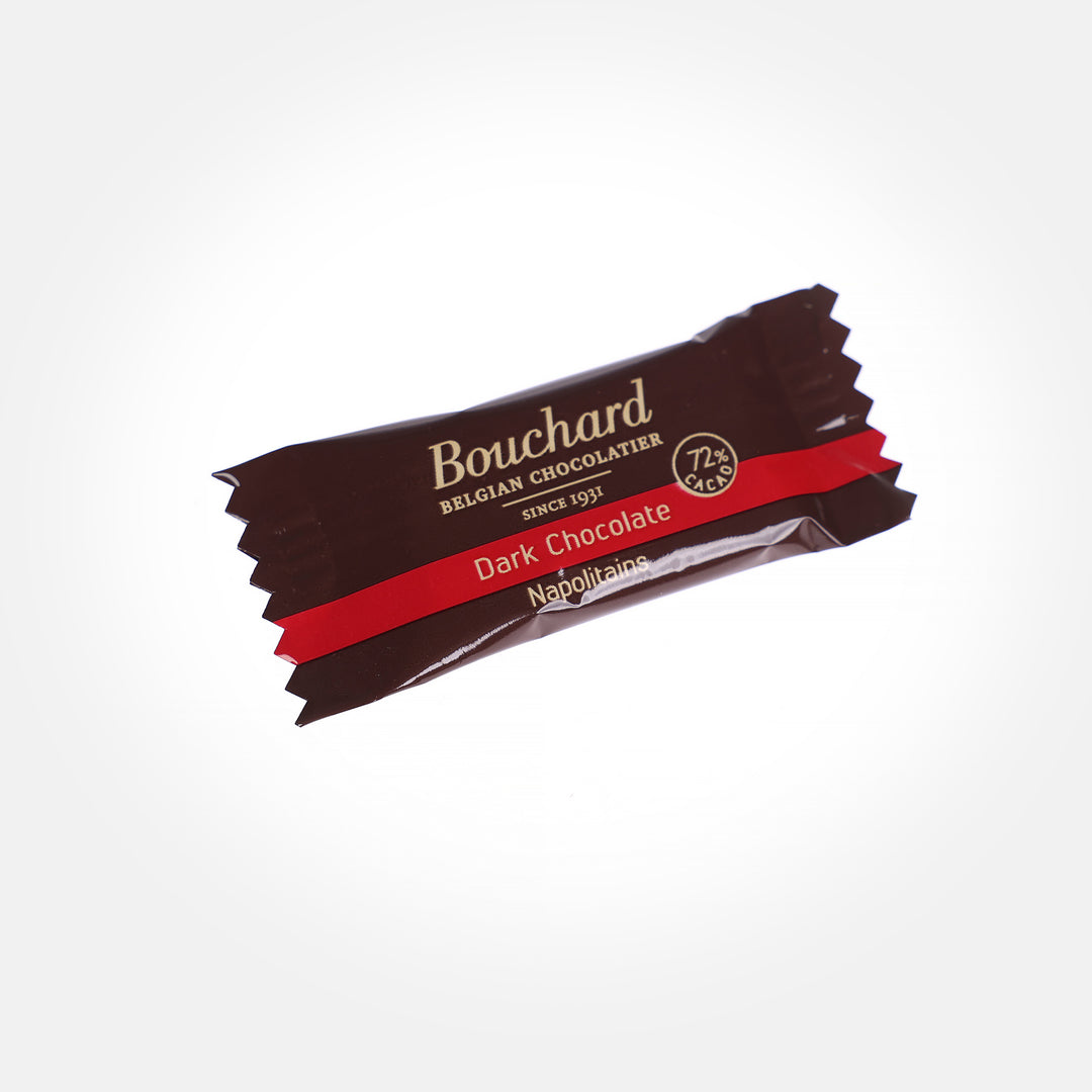 Mørk kuvertchokolade fra Bouchard. Mørk chokolade på 72% perfekt som snack på kontoret. Leveres i en kasse med 200 stk. á 5 g.