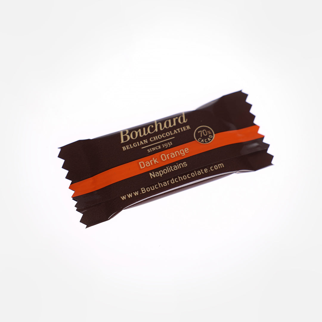 Mørk kuvertchokolade på 60% med orangesmag fra Bouchard. Perfekt som snack på kontoret. Leveres i en kasse med 200 stk. á 5 g.