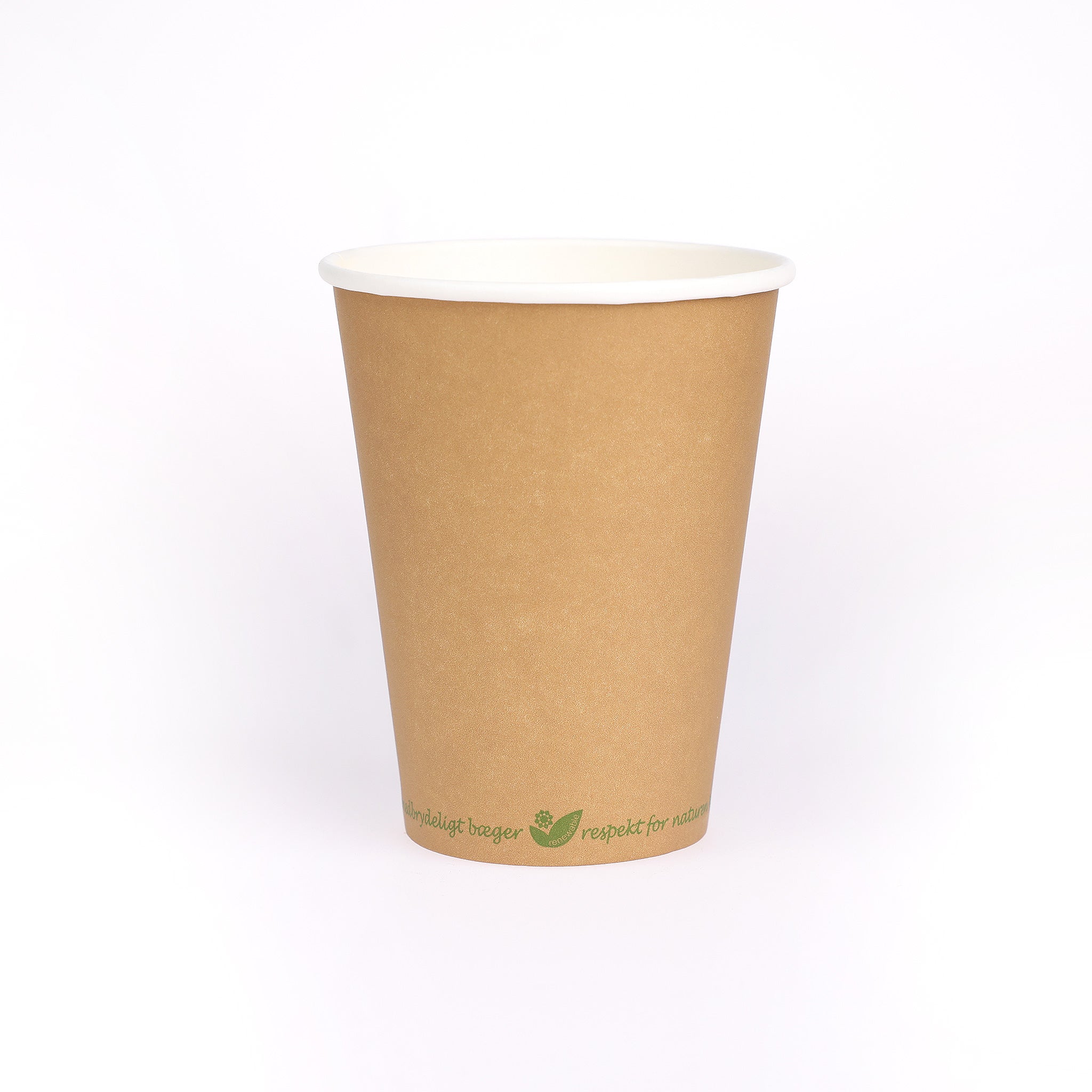 Bionedbrydeligt kaffebæger i miljøvenligt pap. Med PLA på indersiden, der sikrer høj tæthed. Kaffebægeret kan indeholde 30 cl.