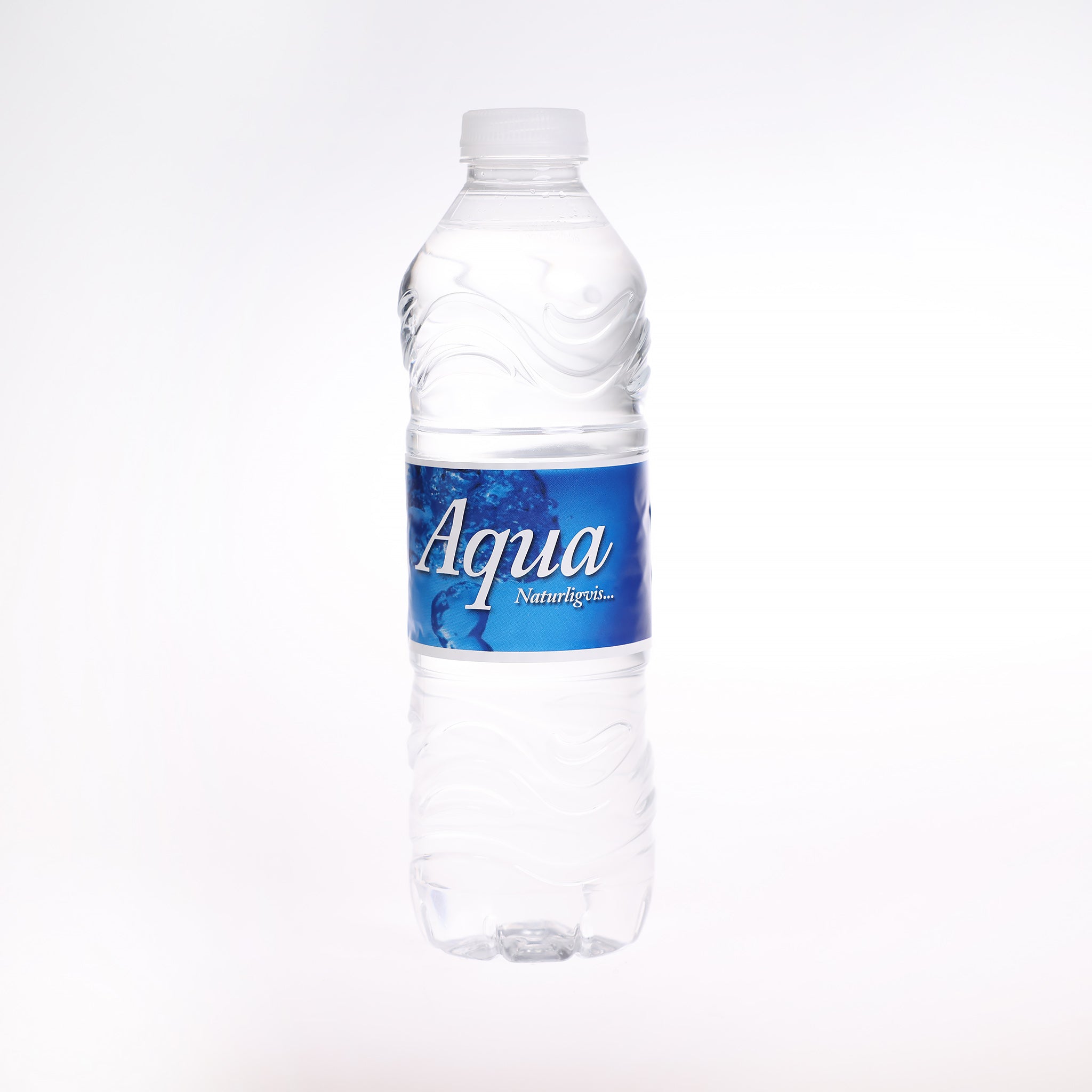Kildevand fra Aqua d´Or. En vandflaske indeholder 0,5 liter vand, og er perfekt til at slukke tørsten eller have med på farten.
