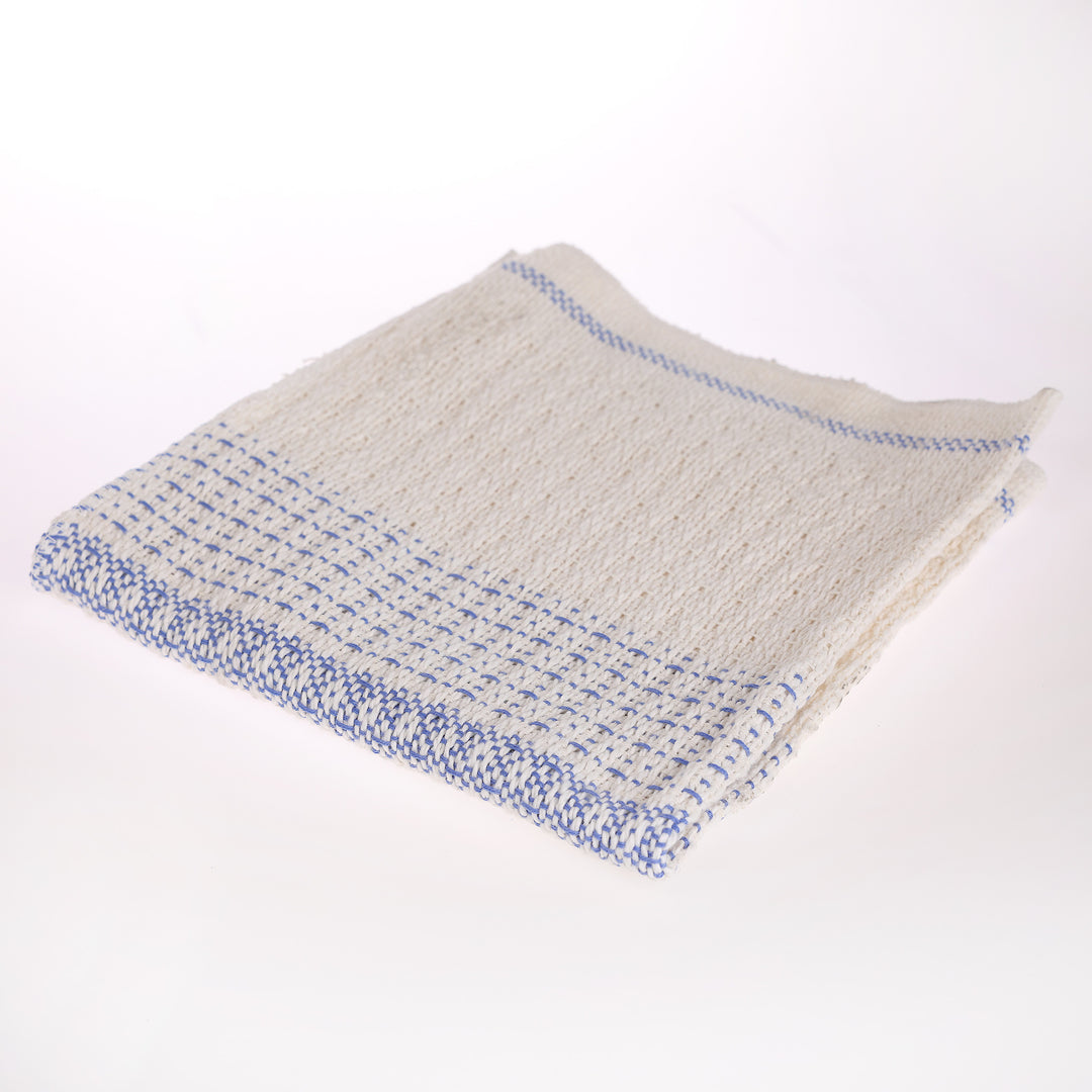 Forstærket gulvklud i kraftig kvalitet kan købes hos Cares.dk. Gulvkluden er hvid med et blåt mønster.