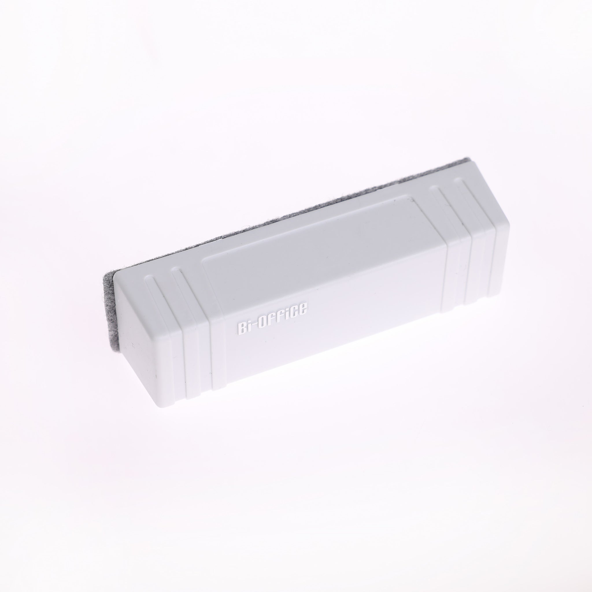 Magnetisk tavlevisker til whiteboards. Med filt, som fjerner ikke-permanente tusser. Tavleviskeren er hvid, og måler 14x4 cm.
